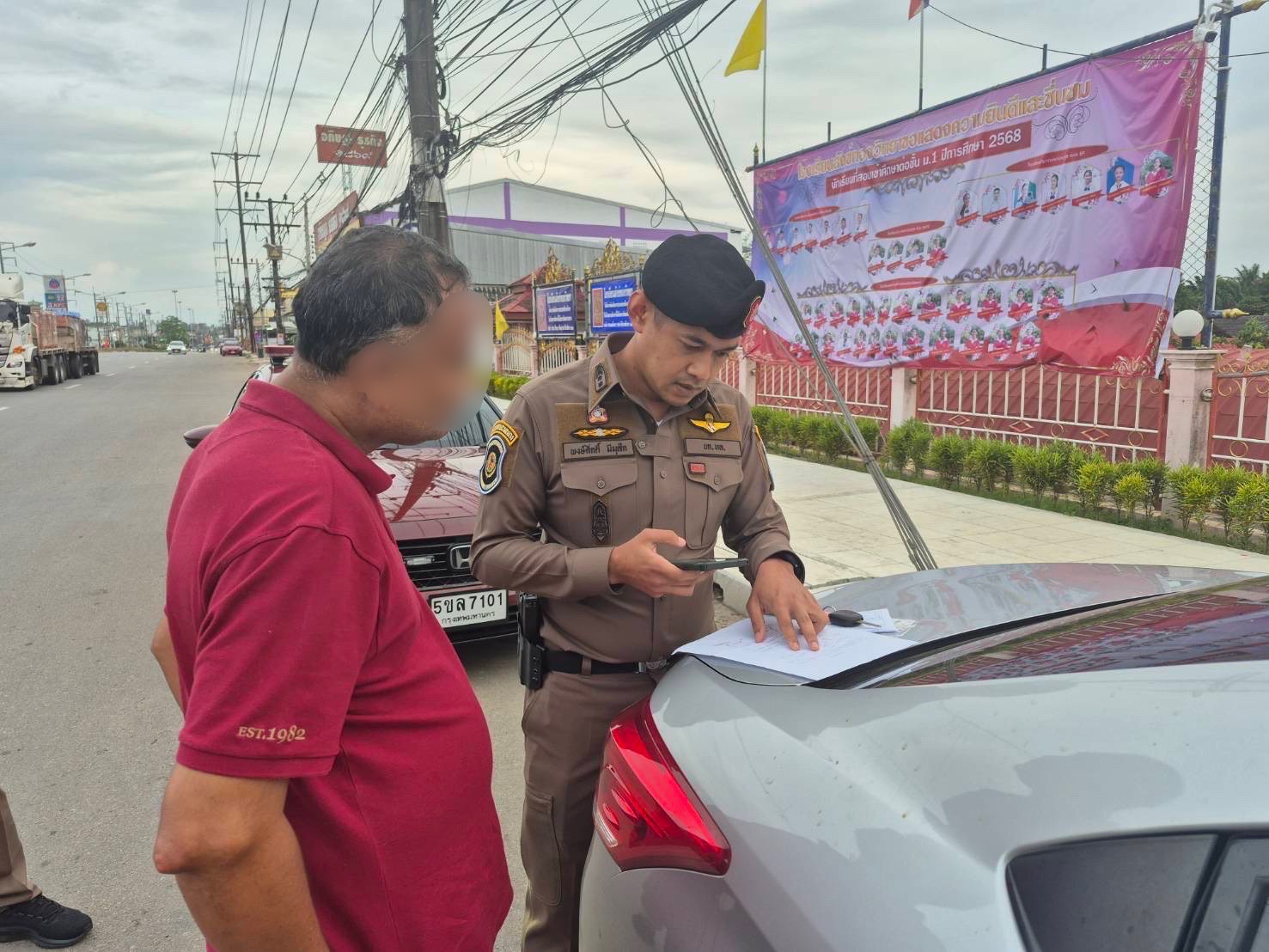 รวบหนุ่มขับรถหวาดเสียว ตรวจพบใช้ป้ายทะเบียนปลอม