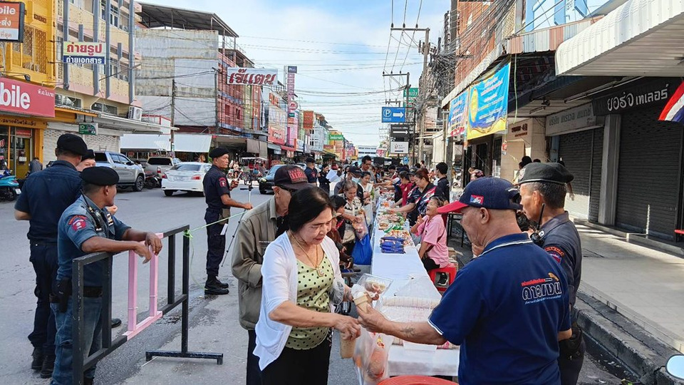สมาคมดาวเงินระยองรวมพลังเปิดโรงทานถวายเป็นพระราชกุศลในหลวง ร.9 ประชาชนร่วมรับอาหารคึกคัก