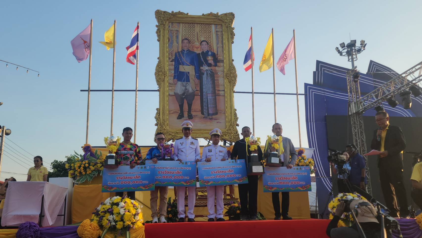 อบจ.ปทุมธานีทำถึงพิธีปิดการแข่งขันเรือยาวประเพณีสุดอลังการจุดพลุกลางแม่น้ำเจ้าพระยา