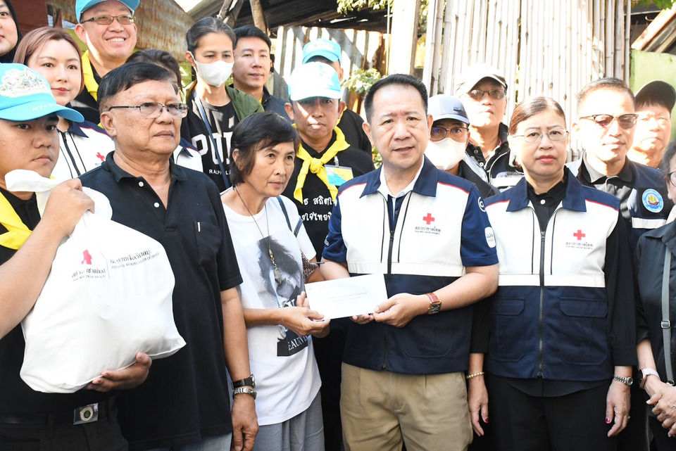 ผู้ว่าฯ ชลบุรี ลงพื้นที่ให้กำลังใจผู้ประสบเหตุไฟไหม้ มอบถุงยังชีพ–เงินช่วยเหลือ เร่งฟื้นฟูคุณภาพชีวิต  