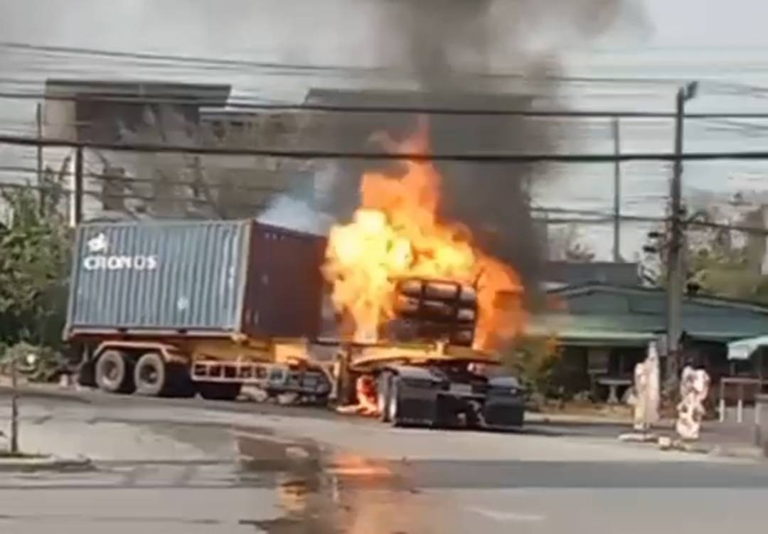 ไฟไหม้รถ 18 ล้อบรรทุกเม็ดพลาสติกโชคดีดับเพลิงทันก่อนลามปั๊มน้ำมัน