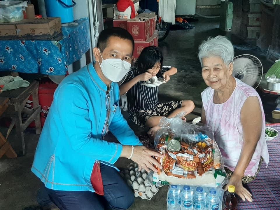 วธ.อุตรดิตถ์ ร่วมกับชุมชนวัดธรรมาธิปไตย  ออกเยี่ยมและมอบของให้ผู้สูงอายุ/ผู้ป่วยติดเตียง