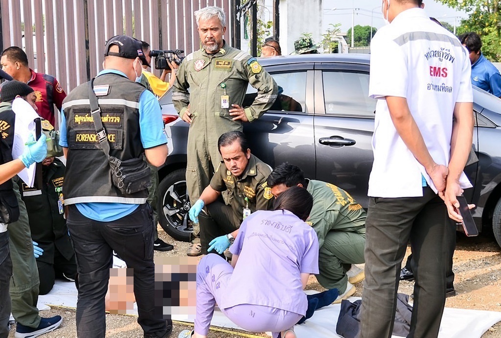 สาวทอมเครียดแฟนสาวพึ่งตาย รมควันตัวเองดับในรถ 