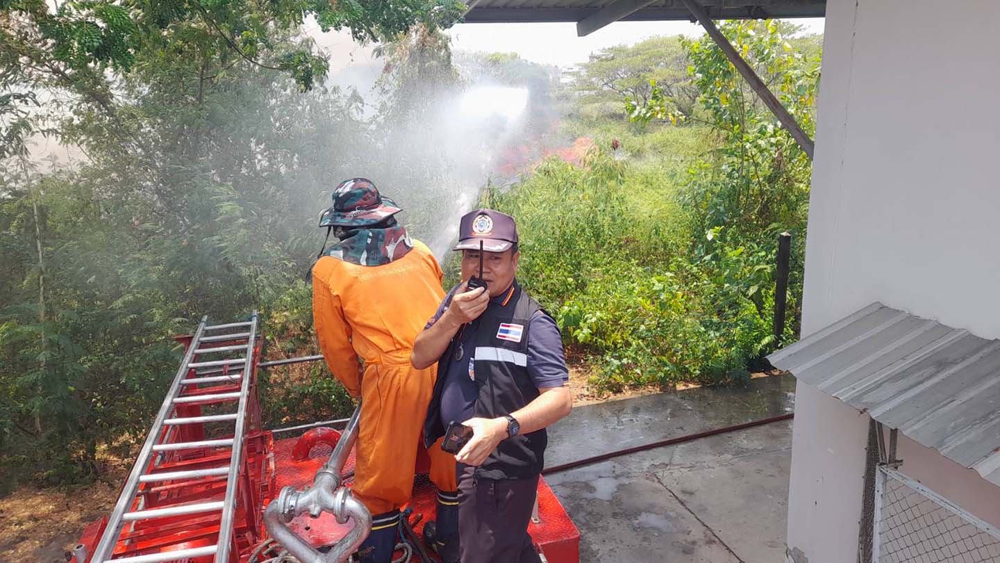 มุกดาหาร ระทึกไฟไหม้ป่ากลางเมืองใกล้บ้านเรือนกว่า 100 หลังคาระดมรถดับเพลิงกว่า 10 คัน
