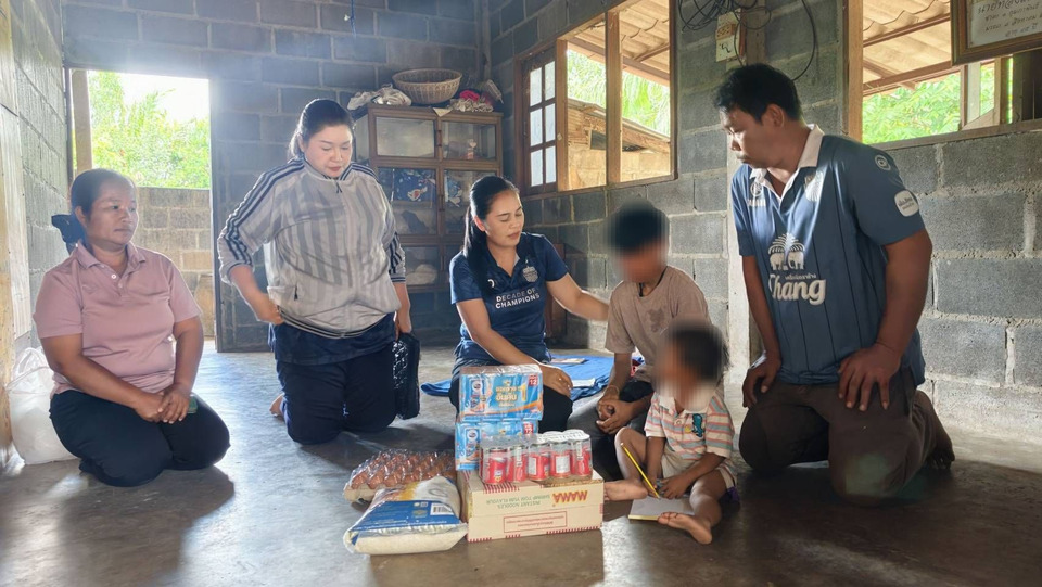 สุดเวทนา พี่สาววัย 17 เลี้ยงน้อง 2 ขวบลำพัง หลังครอบครัวถูกจับคดียาเสพติด 