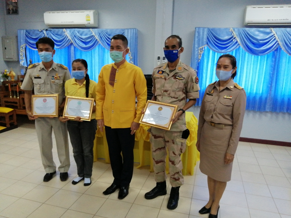 พ่อเมืองสุโขทัย มอบเกียรติบัตรให้แก่ผู้ทำความดีช่วยเหลือสังคม-มอบบ้านให้แก่ผู้สูงอายุในศรีสำโรง