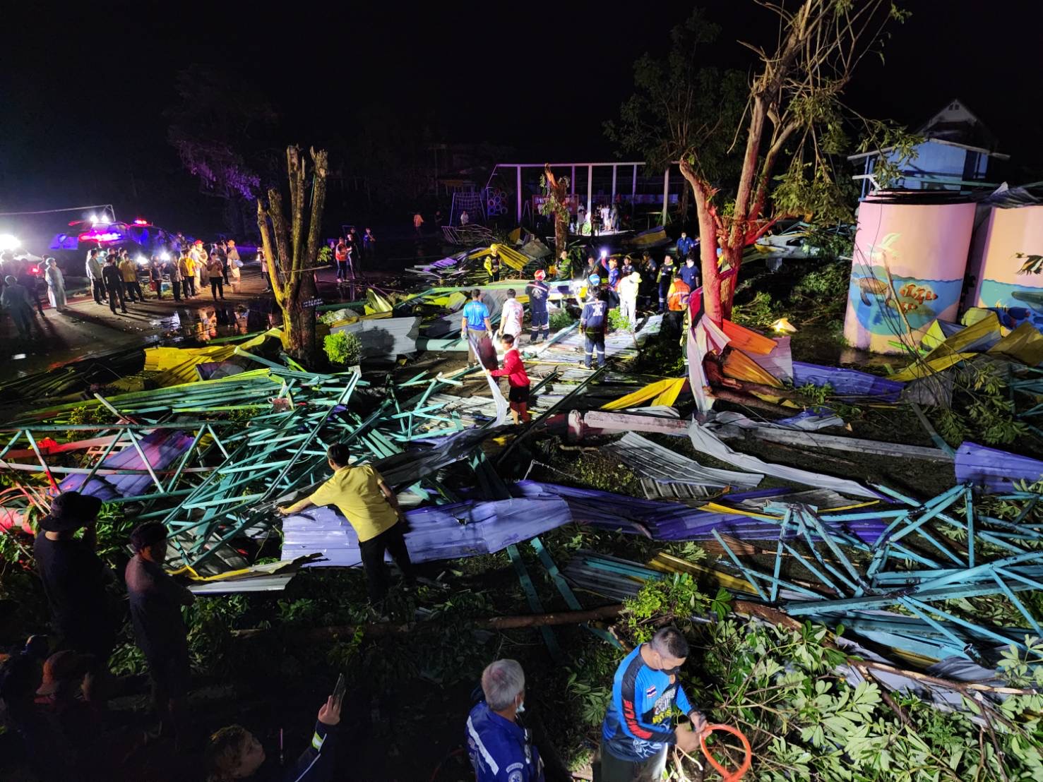 สลด! พายุฝนถล่มพิจิตร อาคารโดมโรงเรียนพังทับเด็กนักเรียนเสียชีวิต 6 ราย บาดเจ็บ 18 ราย