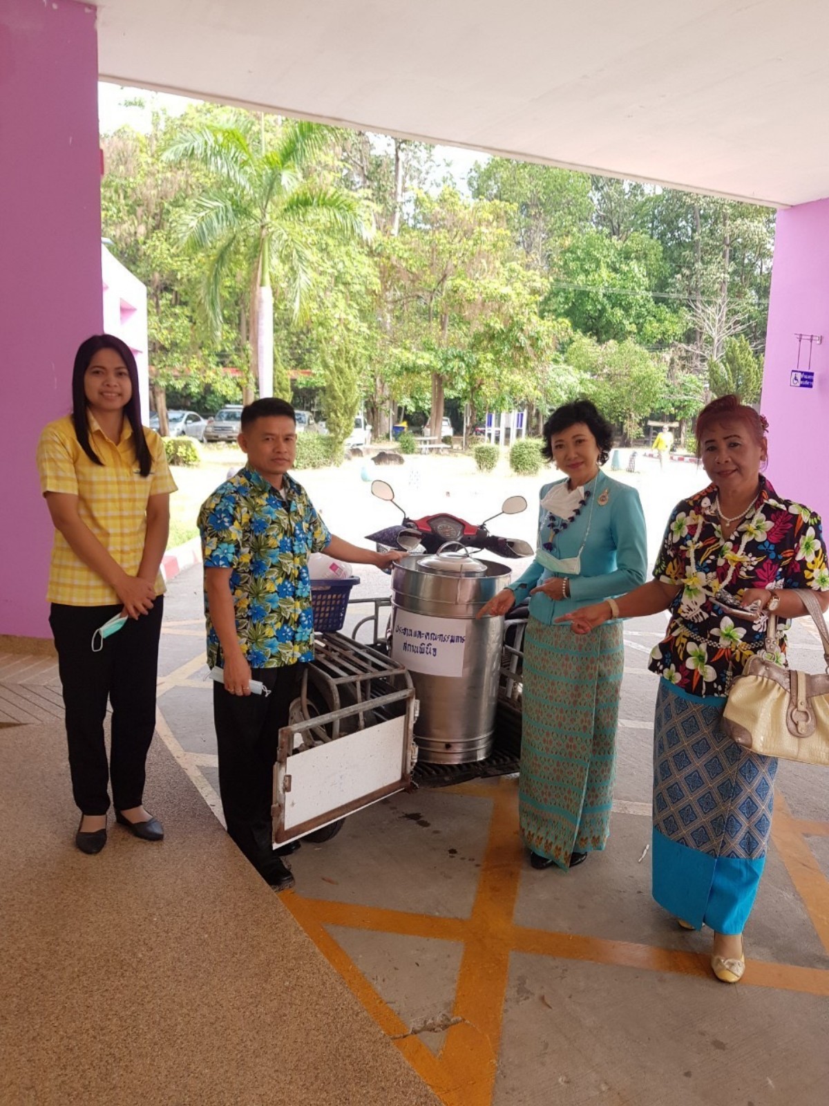 ประธานกรรมการสงเคราะห์ฯศรีสะเกษ จัดไอศครีมเลี้ยงเด็กฯในโอกาสวันสงกรานต์ ที่สถานพินิจฯอุบลฯ 