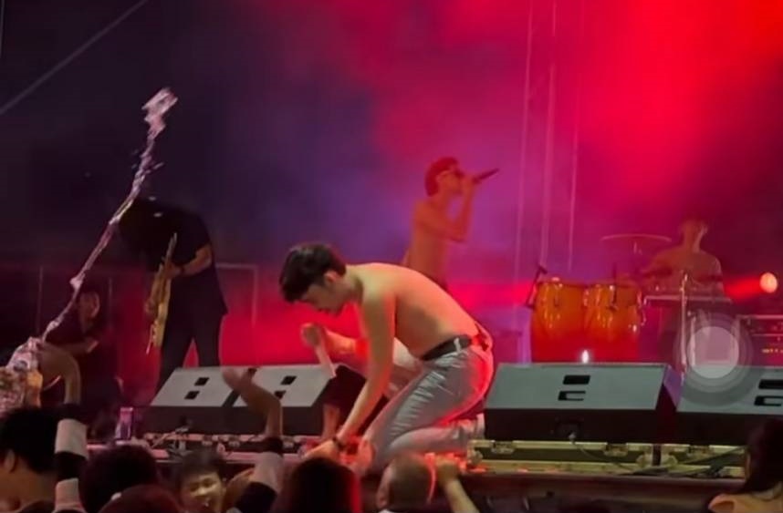 ไม่ทน!! นักร้องดัง “เอิร์ธ ฟิวเจอร์แบนด์” ถูกแฟนเพลงสาดน้ำใส่หน้า
