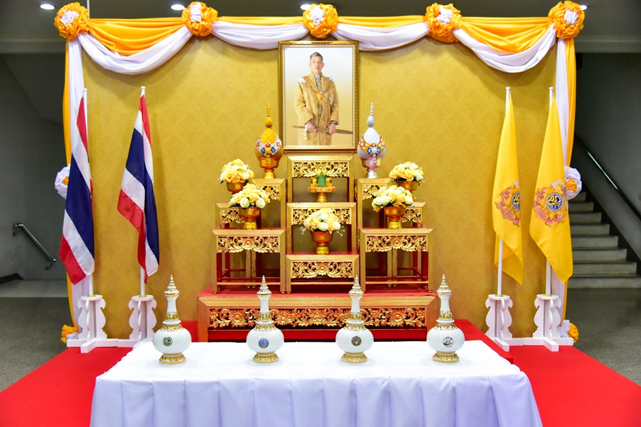 นครปฐม-กาญจนบุรี ราชบุรี และสุพรรณบุรี เชิญคนโทน้ำพระพุทธมนต์ศักดิ์สิทธิ์จากศาลากลางจังหวัดนครปฐมไปเก็บยังกระทรวงมหาดไทย 