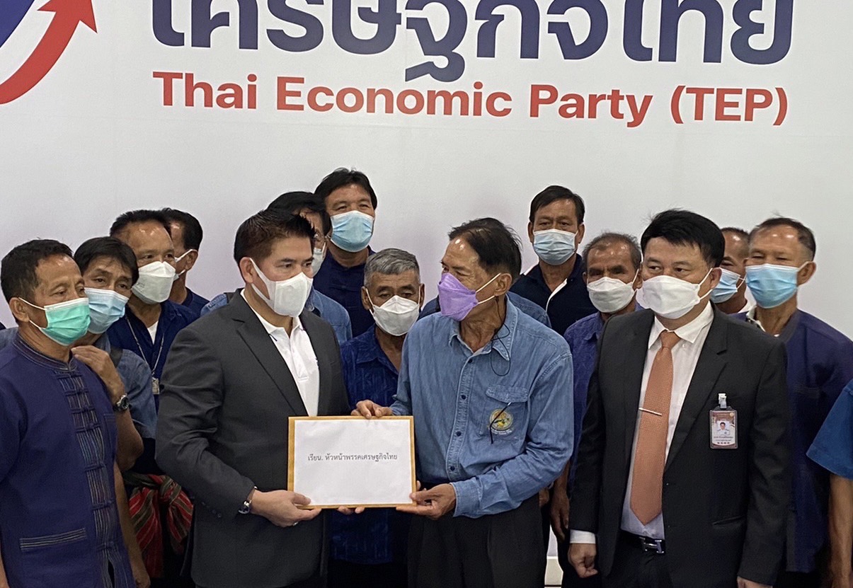 สภาอาชีพเกษตรกร บุกยื่น 3 ข้อเรียกร้องให้ "ธรรมนัส" ช่วยเหลือเยียวยาเกษตรกรผู้ปลูกลำไย