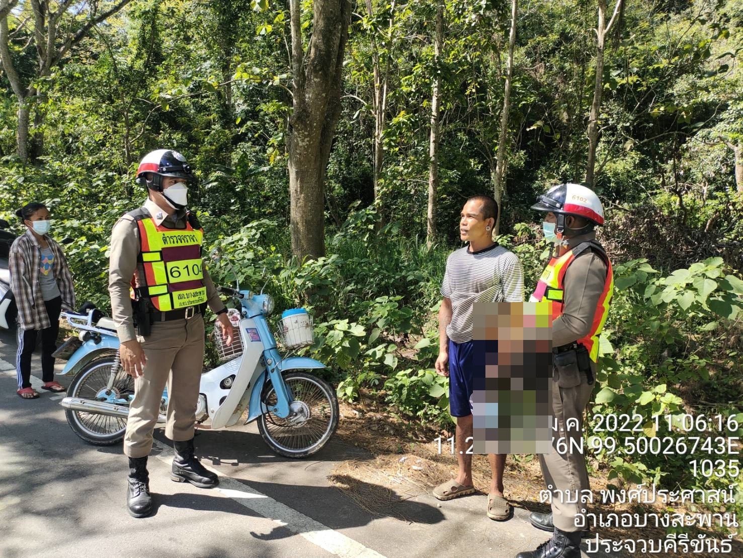 ตำรวจบางสะพานจับหนุ่มพกปืนลูกซองในที่สาธารณะ