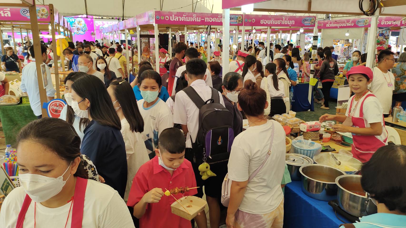  คนแห่ช็อปอาหารเด่นอำเภอต่างๆของจังหวัดที่มาจำหน่ายกว่า 140 ร้าน ในงานเทศกาลอาหารอร่อยจังหวัดชัยนาท 