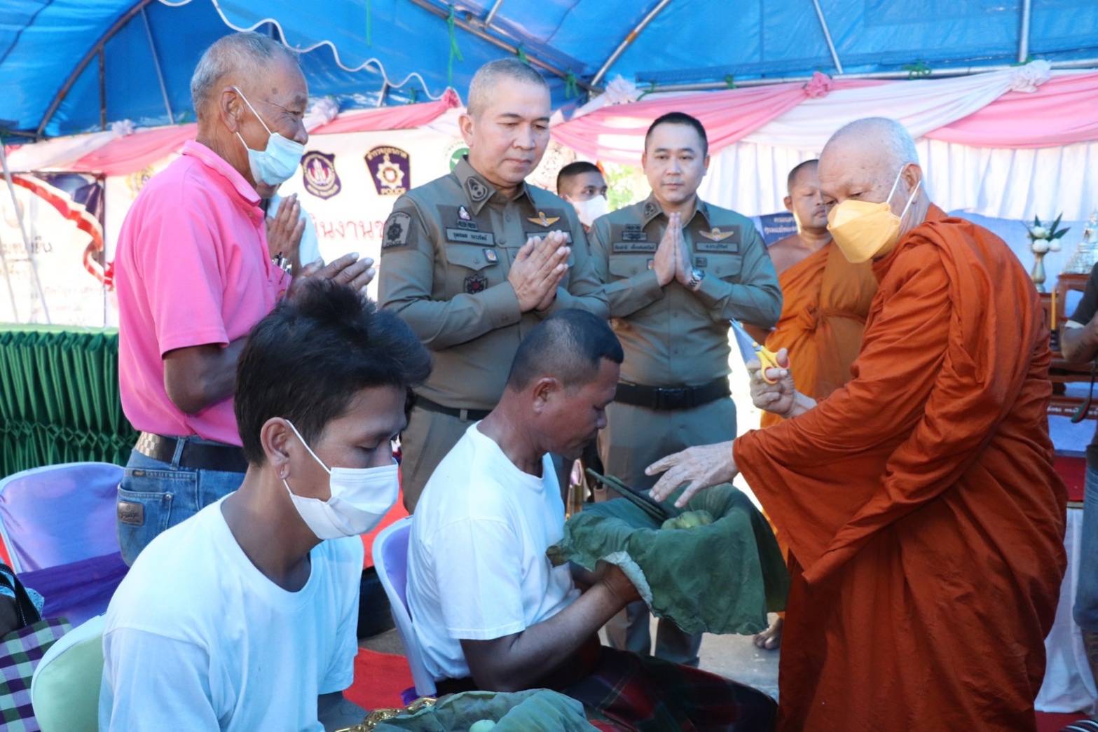 ตร.บุรีรัมย์ดึงกลุ่มเสี่ยงบวชพระหวังใช้ธรรมะนำทางเลิกยาเสพติด 