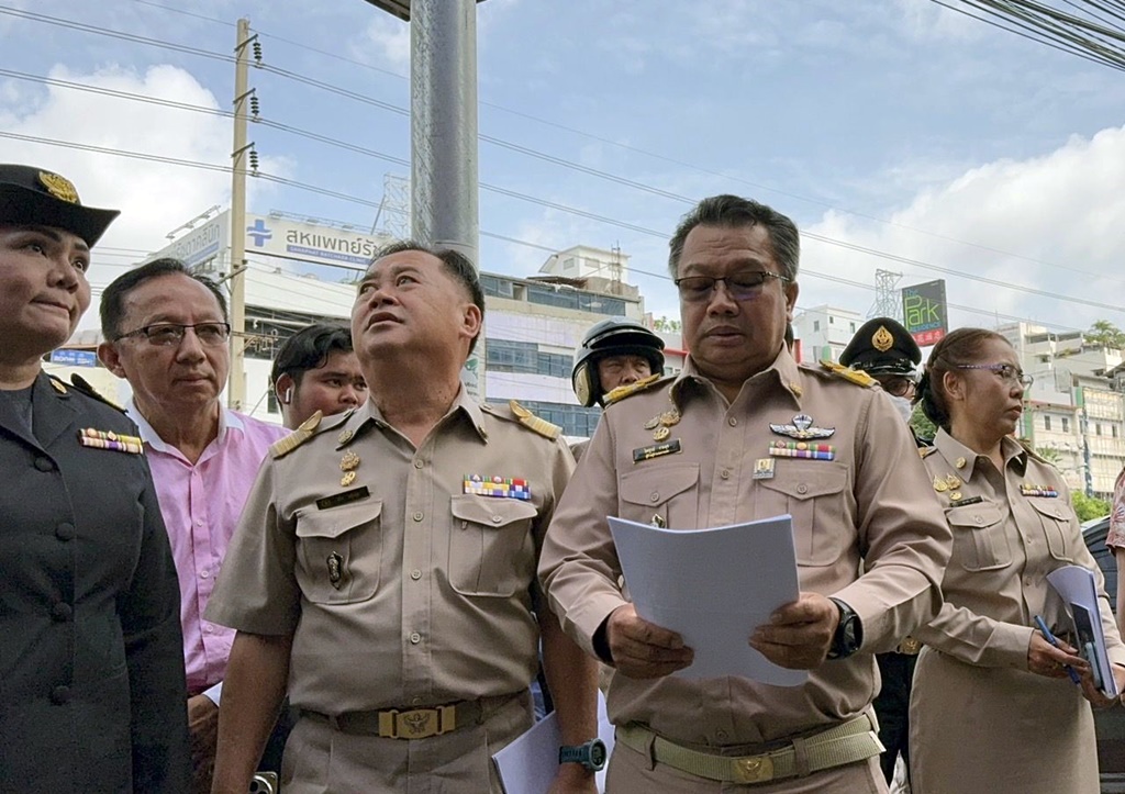 เขตห้วยขวางสั่งปรับเจ้าของอาคาร ปมป้ายซื้อขายพาสปอร์ต เรียกเก็บภาษีย้อนหลังเฉียดแสน