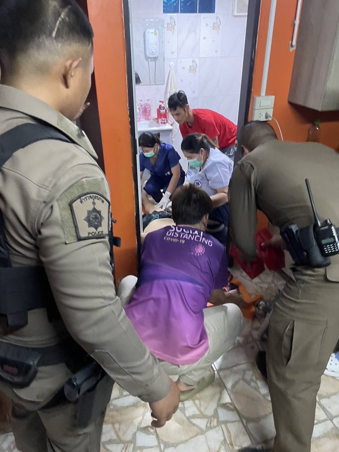 ชาวบ้านชื่นชมตำรวจบางซ้าย ทำ CPR ปั๊มหัวใจชาวเยอรมัน ลื่นล้มในห้องน้ำรอดตายหวุดหวิด