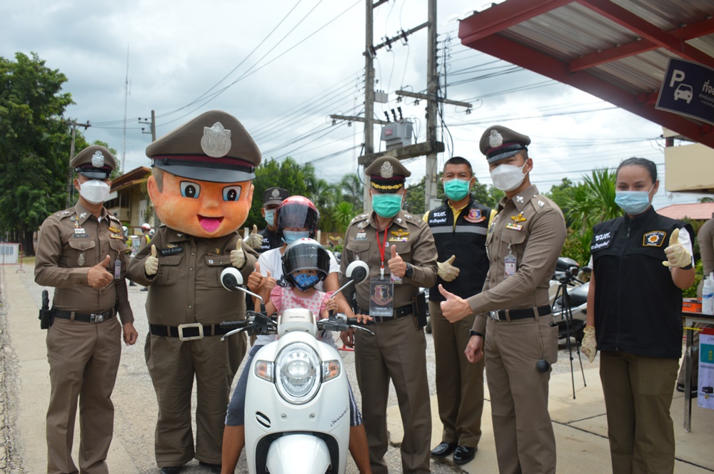 ตร.อุตรดิตถ์  ตั้งจุดตรวจจุดสกัดกวดขันวินัยจราจร ทำผิดกฎแค่โดนเตือน แถมแจกหมวกกันน็อคแทนใบสั่ง  