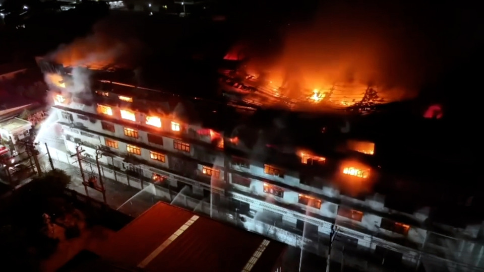 ไฟไหม้โรงงานใยสังเคราะห์บางปูกลางดึก ลุกลาม 5 ชั้น ระทึกซ้ำจุดเดิมในรอบปี