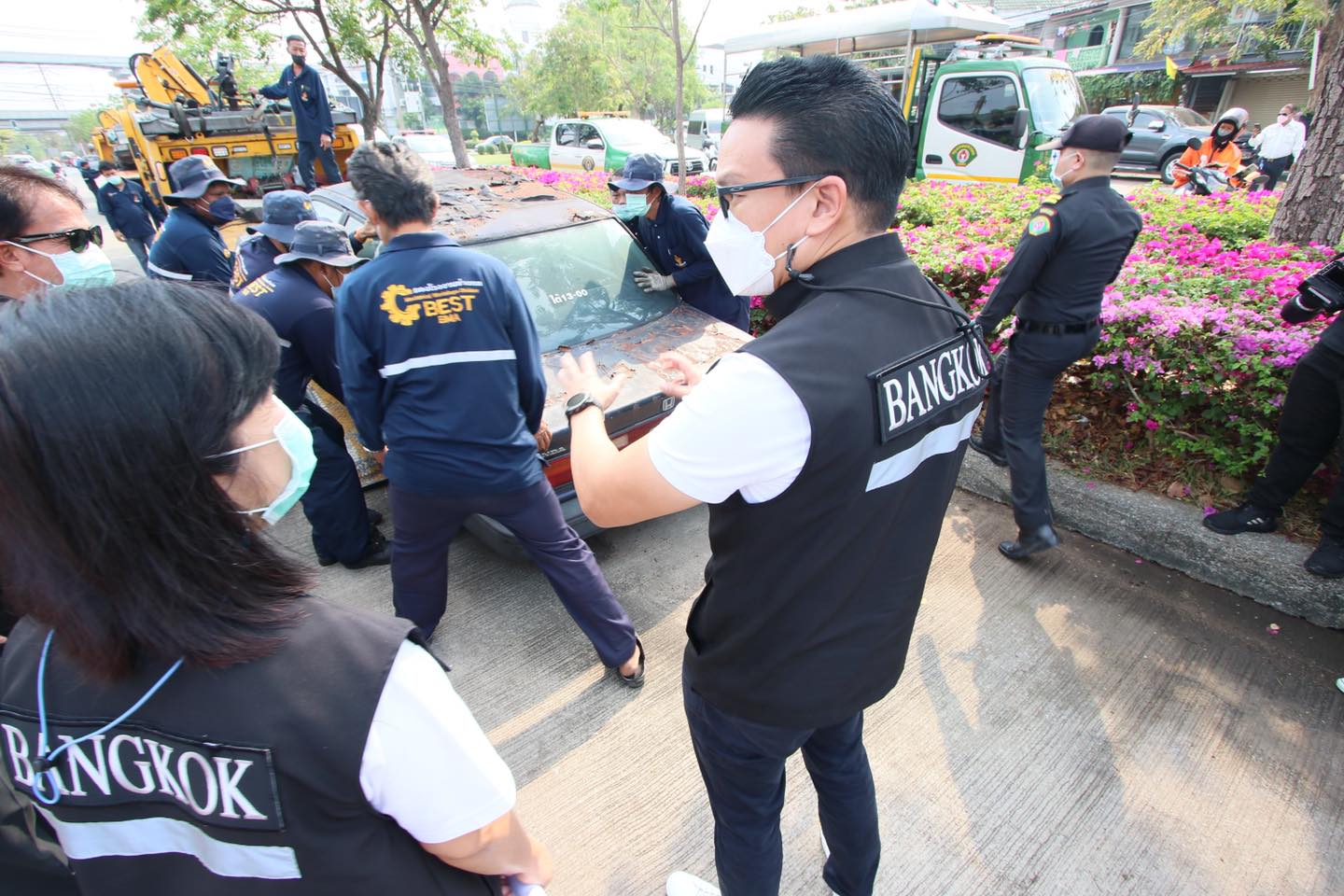 กทม. ย้ายซากรถคืนพื้นที่จราจรให้คนกรุง