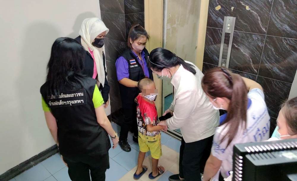 มูลนิธิปวีณาฯ รุดช่วย ด.ช.10 ขวบ ถูกพ่อเลี้ยงติดยาทำร้ายทุบตี