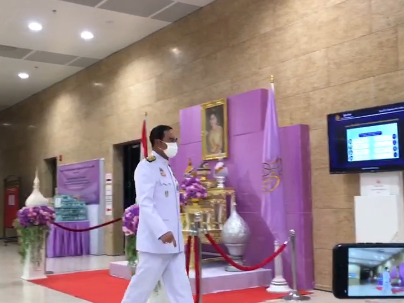 "บิ๊กตู่" เข้าสภาฯ ฟัง ส.ส. ถก พ.ร.ก.กู้เงิน 5 แสนล้านบาท  โยน "น้องชาย" แจงปมยื่นบัญชีทรัพย์สินเท็จเอง