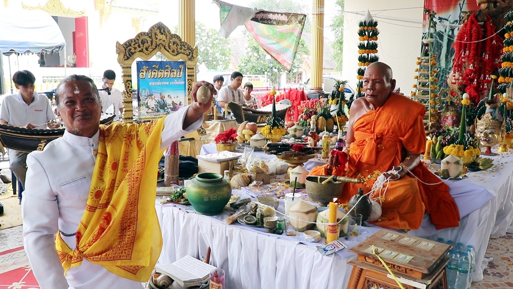 ฮือฮา! จับไข่ทองคำในไห วันครบรอบมรณภาพ “หลวงปู่ทองดำ” เกจิชื่อดังเมืองอุตรดิตถ์ ปีที่ 19 