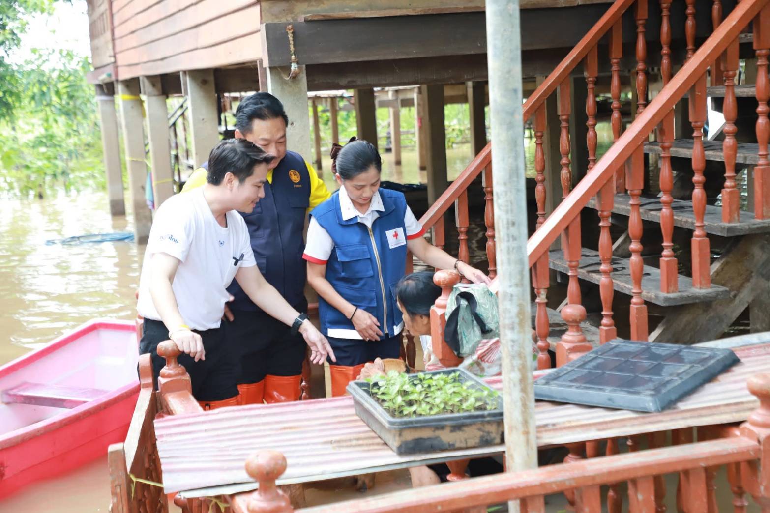 อ่างทองเร่งรับมือท่วม! ผู้ว่าฯลงพื้นที่ มอบของช่วย-สั่งเตรียมพร้อมเต็มพิกัด กำชับรับมือเขื่อนเพิ่มระบายน้ำ