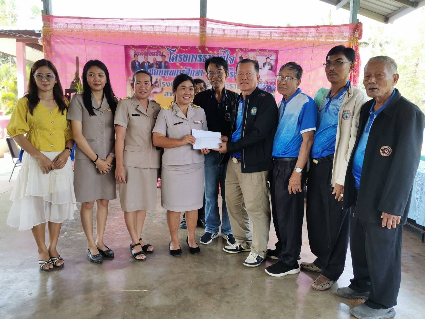 ชมรมข้าราชการบำนาญลาดยาวประชุมสัญจรพร้อมมอบทุนการศึกษา ของเล่น-ของใช้