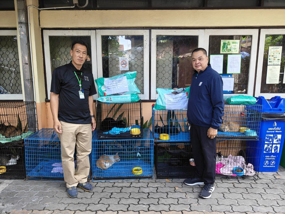 "ผช หน.แผนกอาสาสมัคร" ตรวจมอบที่เกิดเหตุเพลิงไหม้รับมอบสุนัขส่งศูนย์พักพิงประเวศ