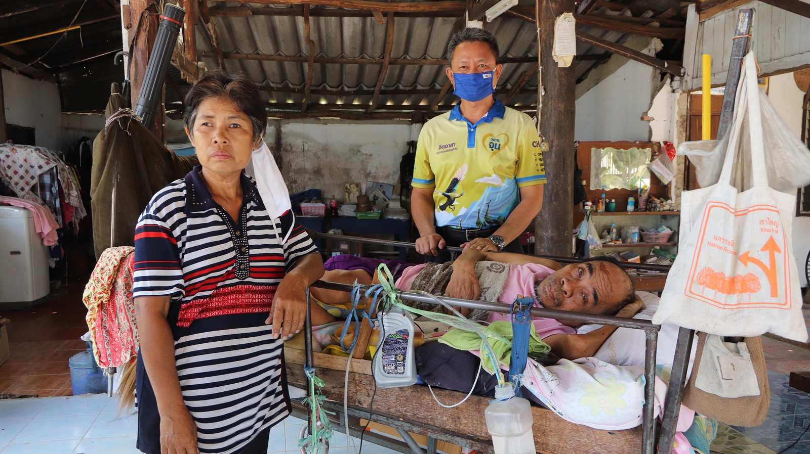 “ลุงไว“ ชายพิการหัวใจทรนง เลี้ยงกบ เลี้ยงปลา ส่งลูกเรียนจบปริญญาแม้ร่างจะติดเตียง