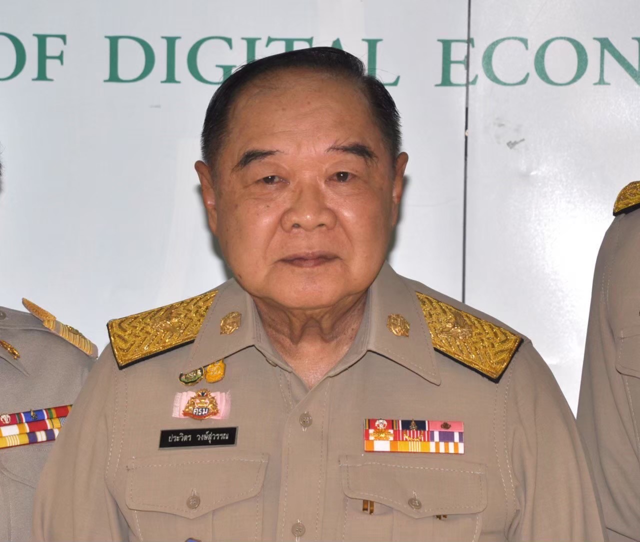 “ประวิตร” ส่งกำลังใจให้ ปชช.-ทหาร ในพื้นที่ หลังเหตุปะทะไทย-กัมพูชา บอก เชื่อมั่นในกองทัพไทย ลั่น ไม่มีวันยอมให้รุกล้ำอธิปไตย