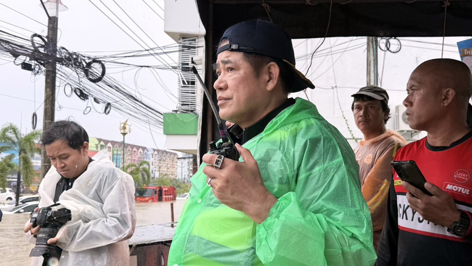 "ธรรมนัส" ลุยน้ำท่วมหาดใหญ่ อพยพประชาชนกว่า 1,000 คน ส่งต่อถึงศูนย์พักพิงปลอดภัย 