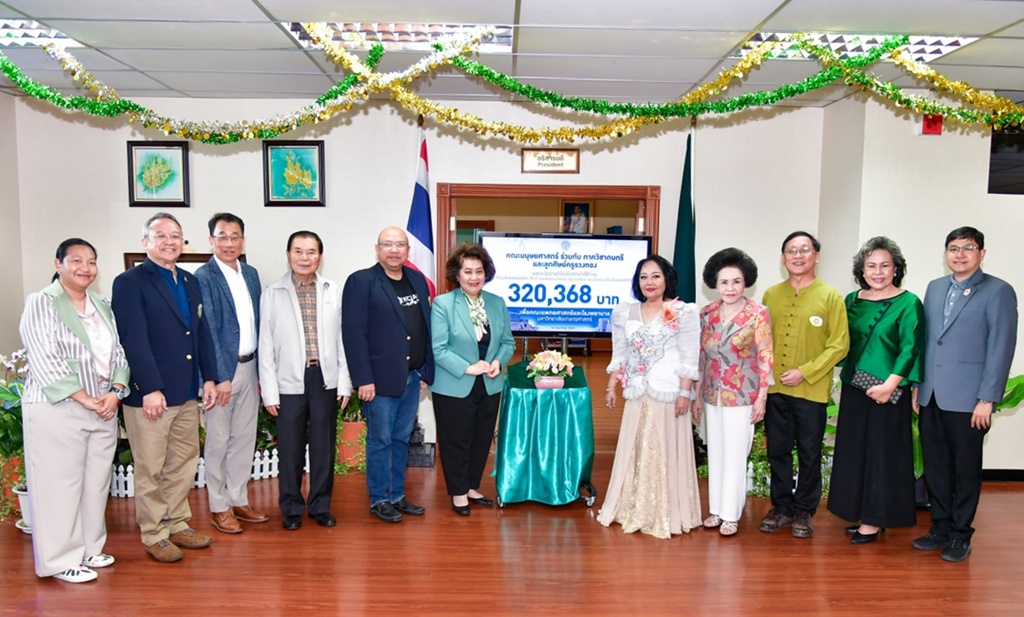 สายธารน้ำใจจากโครงการคอนเสิร์ต 70 ปี บนเส้นทางดนตรี ครูรวงทอง ทองลั่นธม ร่วมบริจาคเงินสมทบสร้างโรงพยาบาล มก.