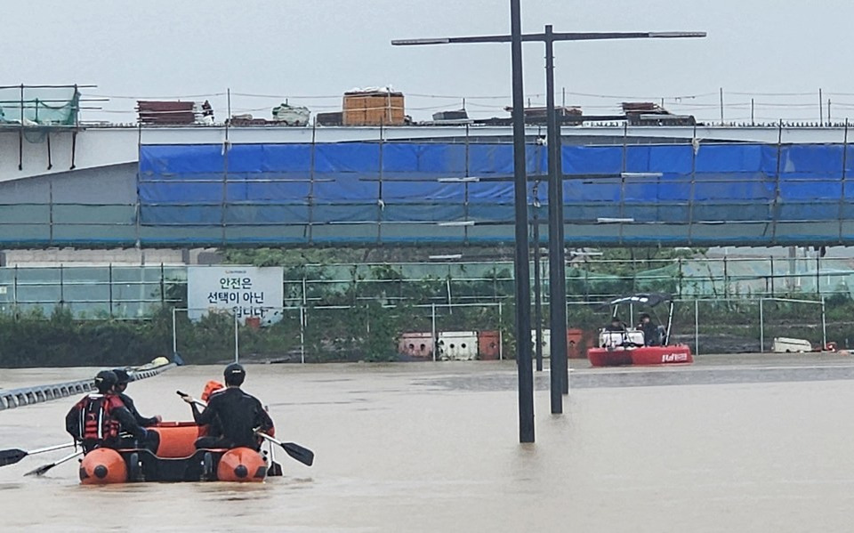 เรนบอมบ์ถล่มเกาหลีใต้! ฝนทะลัก 813 มม. ดินถล่มทับอพาร์ตเมนต์ดับ 1 เมืองคอเจเป็นอัมพาต สั่งอพยพคนด่วน