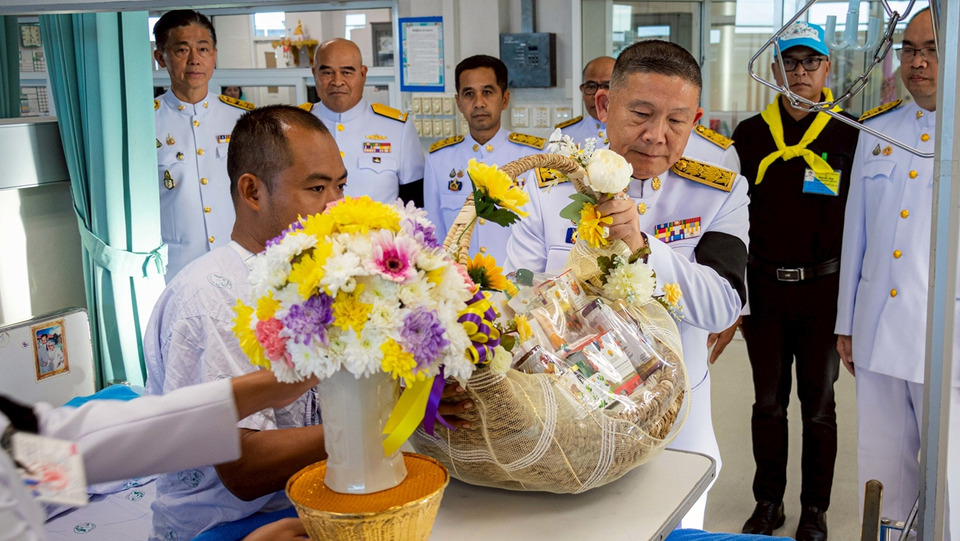 ผู้ว่าฯ ตราด เชิญดอกไม้และตะกร้าสิ่งของ มอบขวัญกำลังใจทหารบาดเจ็บ เหตุชายแดนไทย–กัมพูชา