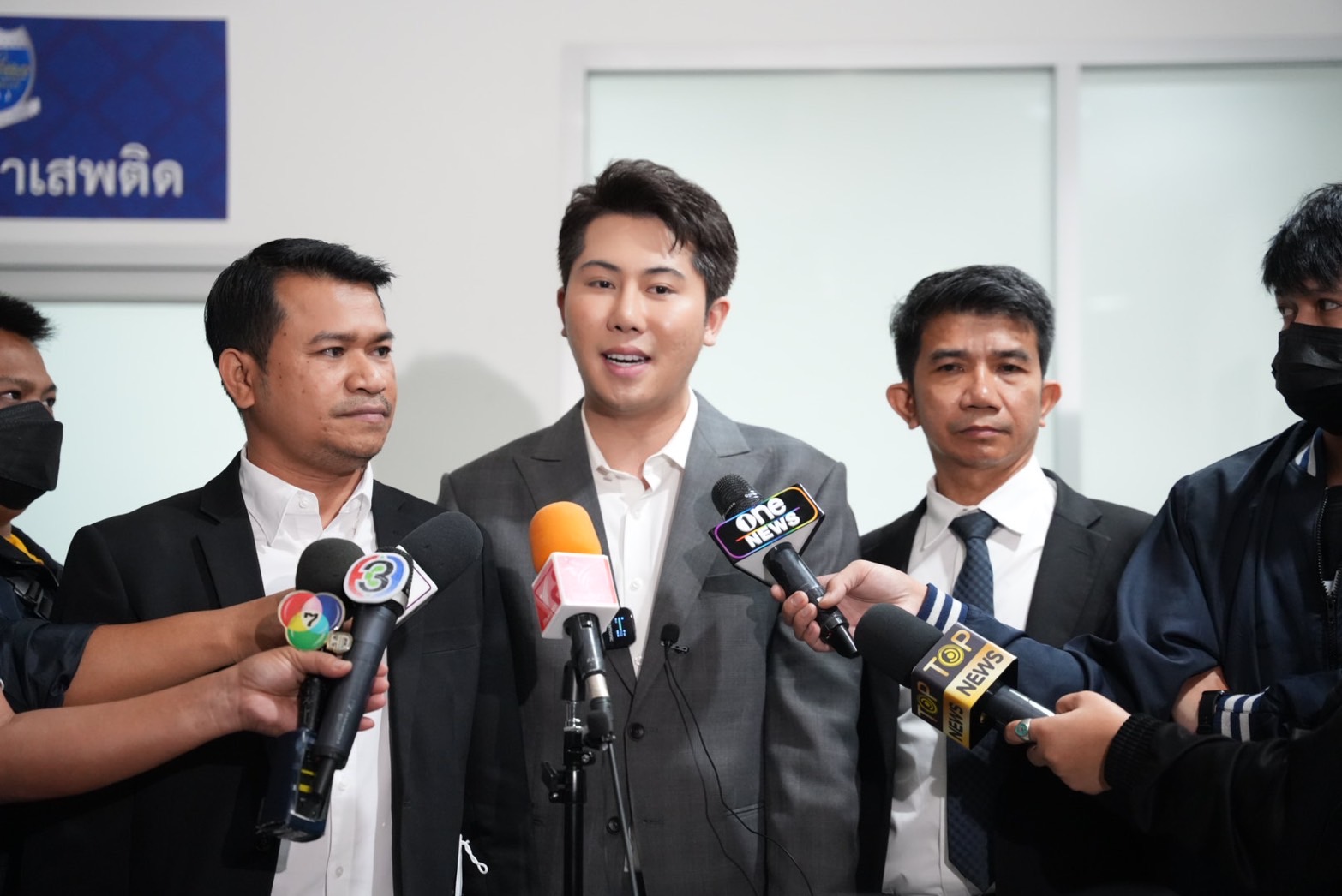 ‘แทนไท’หอบเอกสาร แจงดีเอสไอในฐานะพยานกรณีให้ ‘กองสลากพลัส’ กู้ยืมเงินเพื่อประกอบธุรกิจ