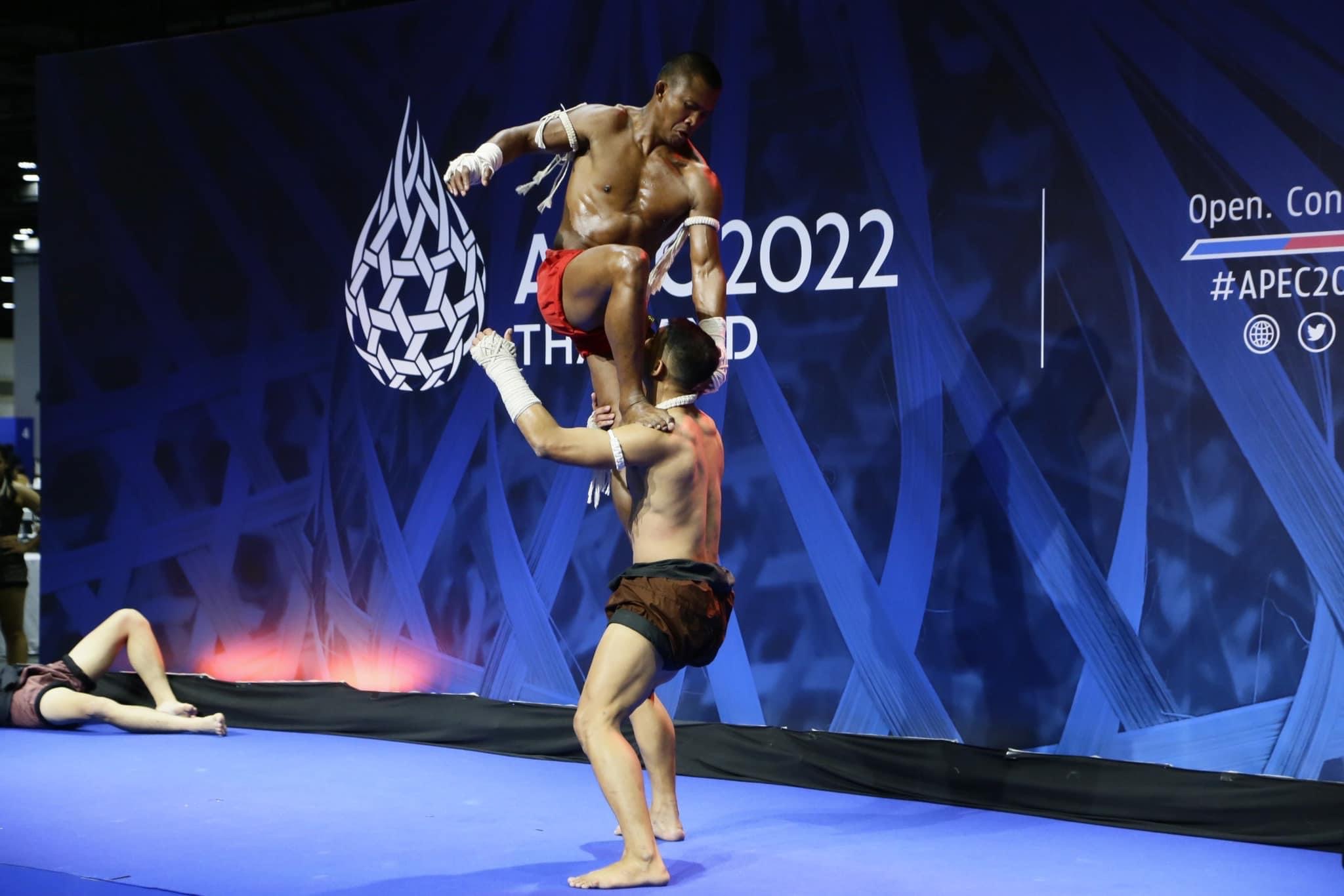 สุดยอด! ชมชัดๆ 'บัวขาว' สอนเชิงมวยไทยบนเวทีเอเปค ยูทูปเบอร์ดังร่วมแจม