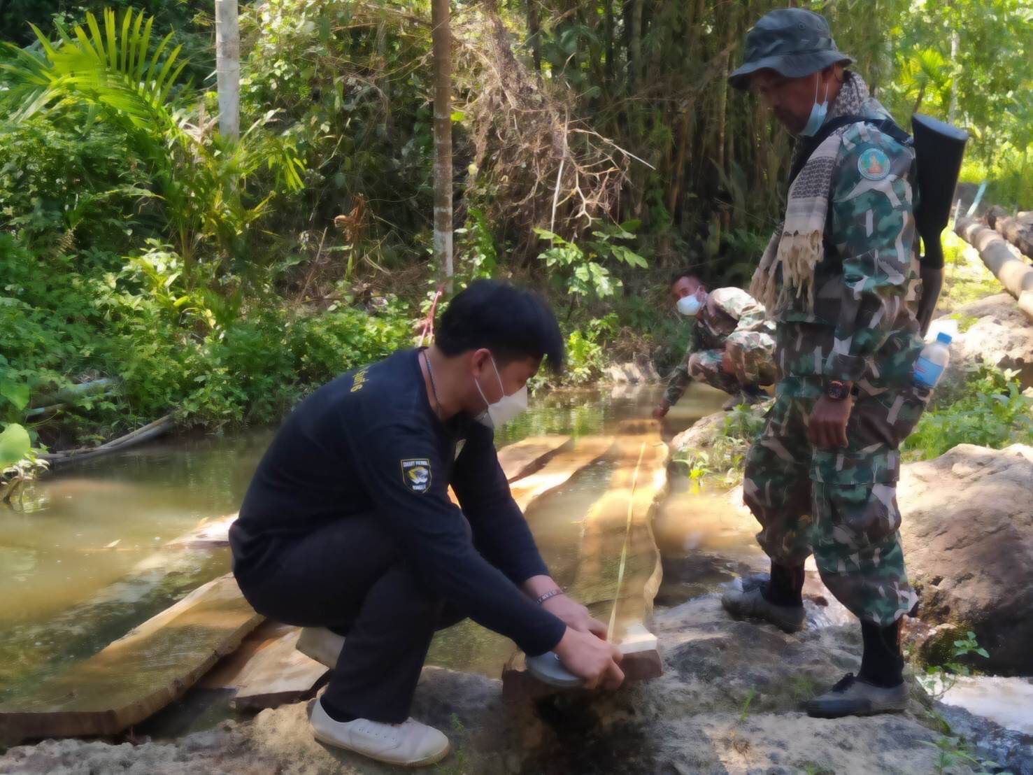 เจ้าหน้าที่อุทยานฯรวบ 2 ผู้ต้องหาลอบตัดไม้ ล่าสัตว์ป่า