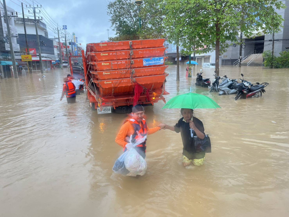 ปภ.เร่งช่วยหาดใหญ่ - ทีม ปภ. จากศูนย์ ปภ. เขต 14 อุดรธานี เร่งอพยพเคลื่อนย้ายและอำนวยความสะดวกประชาชนในพื้นที่เข้าถึงยาก 