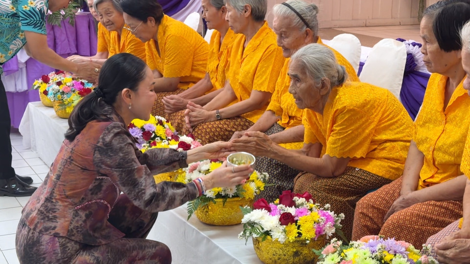 อบอุ่นใจ! นายก อบจ.โคราช รดน้ำดำหัวผู้สูงอายุ สืบสานประเพณีสงกรานต์ 