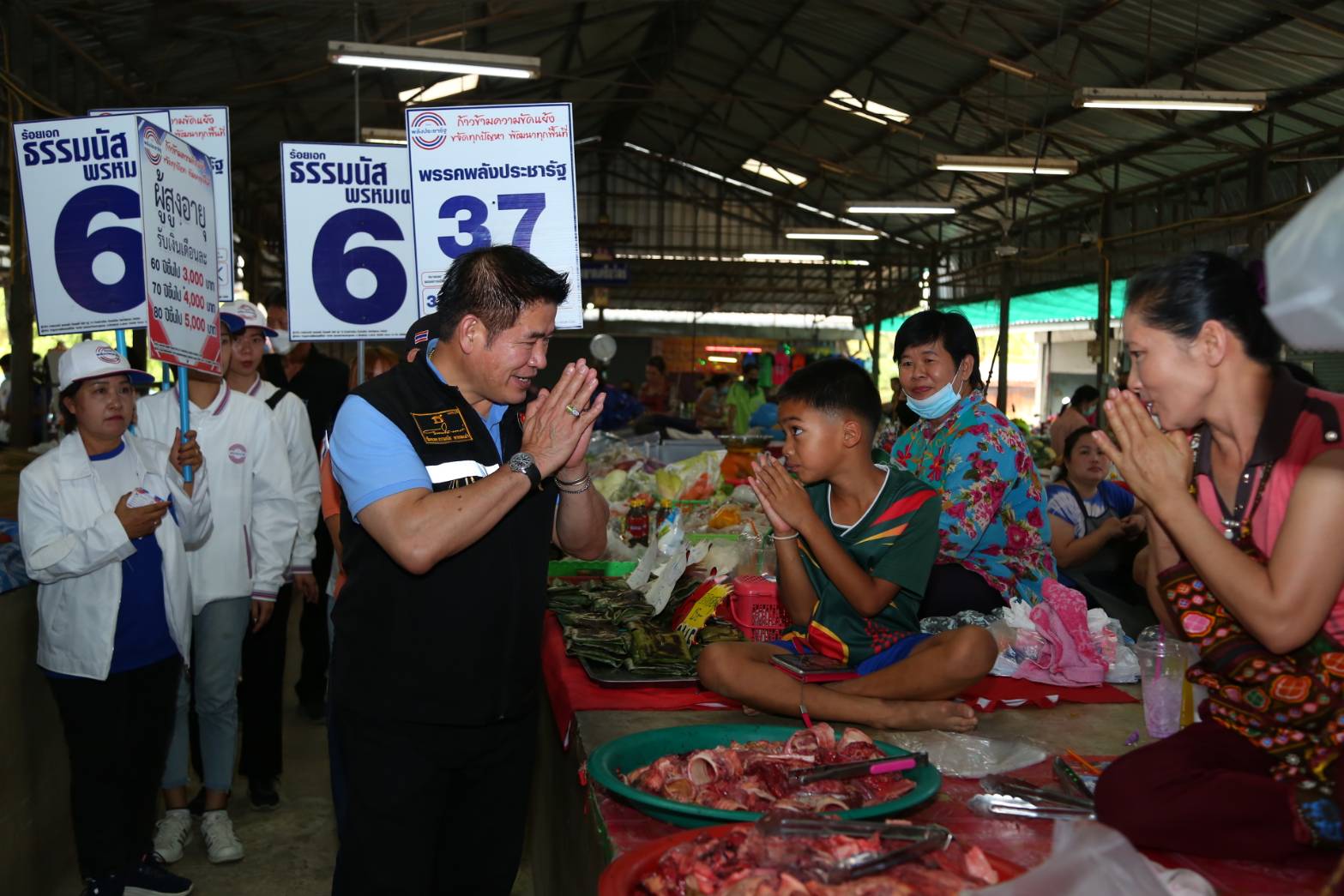 ปูพรมหาเสียง!‘ผู้กองธรรมนัส' ระดมทีมปราศรัย ขอคะแนนเสียงชาวพะเยา เลือกพปชร.เป็นรัฐบาล