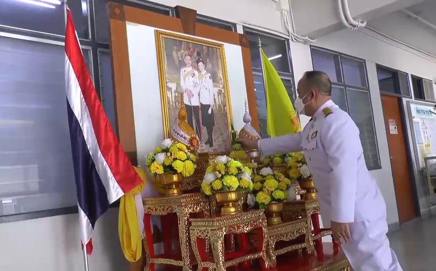 ร.10พระราชทานดอกไม้และตะกร้าแก่ชาวบ้านที่บาดเจ็บจากเหตุระเบิด