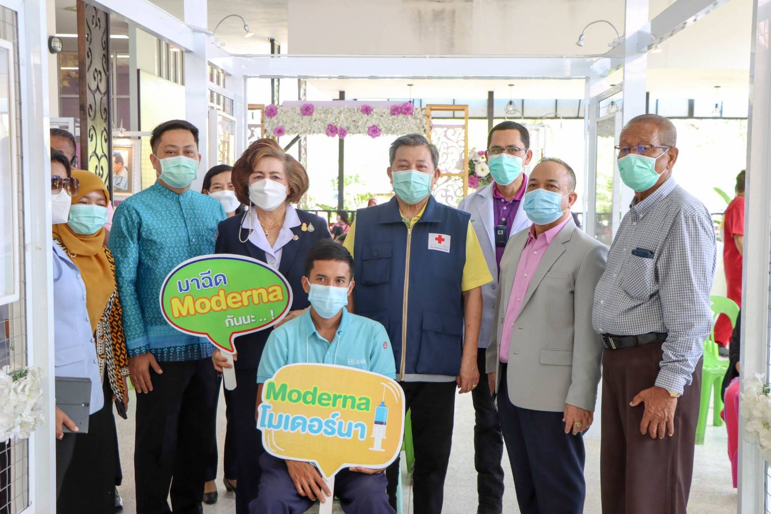 ผู้แทนสภากาชาดไทยลงพื้นที่จ.นราธิวาส   เยี่ยมหน่วยฉีดวัคซีนโควิด-19 Moderna  ในพื้นที่ อ.เมือง และ อ.ยี่งอ