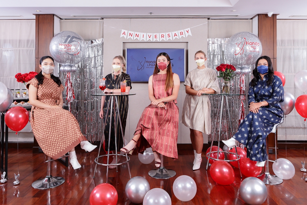 โปรสาวชั้นนำโลก ร่วมอวดโฉมความงดงาม ในชุดแฟชั่นผ้าไทยร่วมสมัย