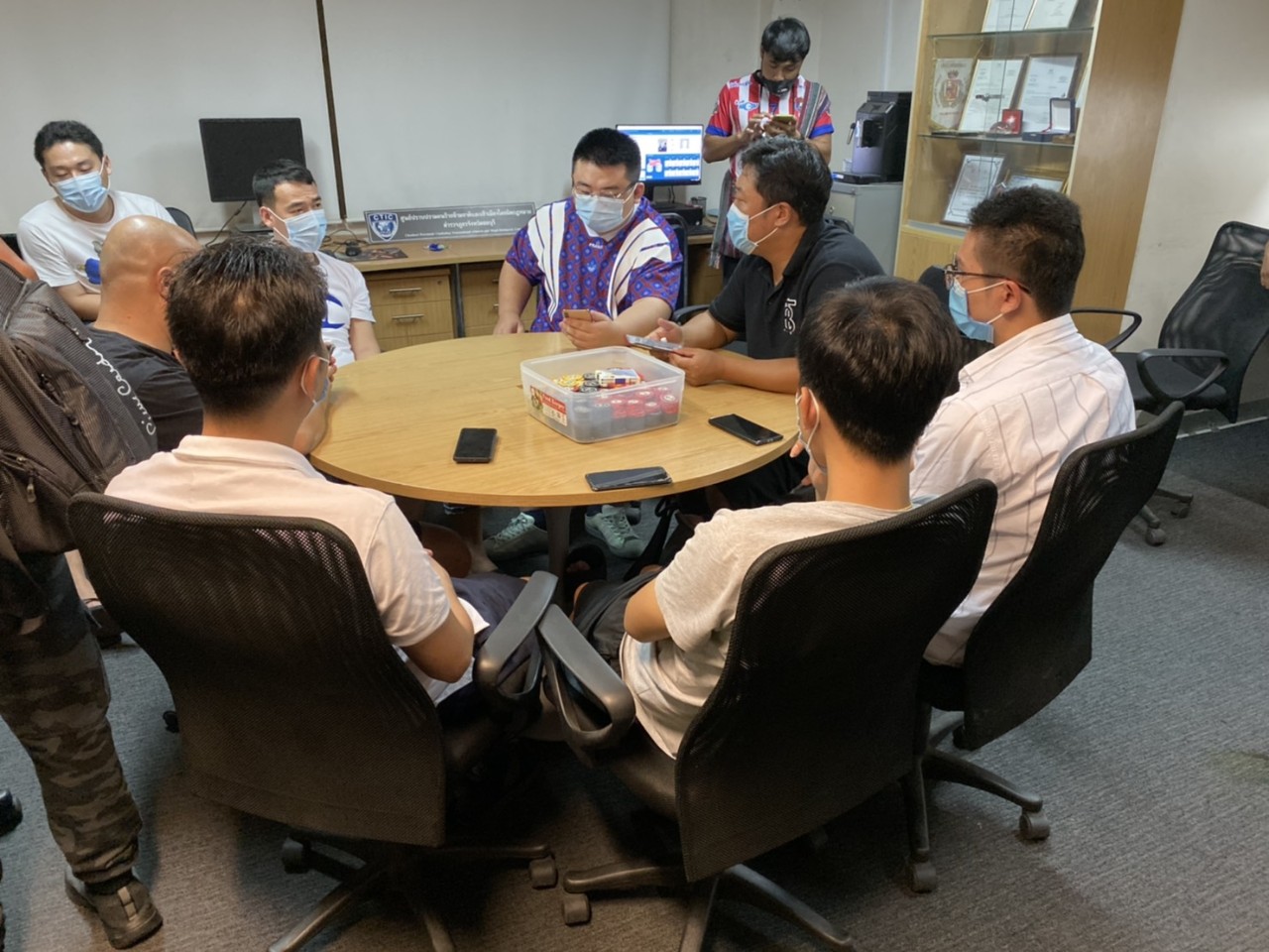 ตำรวจปราบปรามอาชญากรรมข้ามชาติรวบ9คนจีน ฝ่าฝืน พรก.ฉุกเฉิน มั่วสุมเล่นพนัน