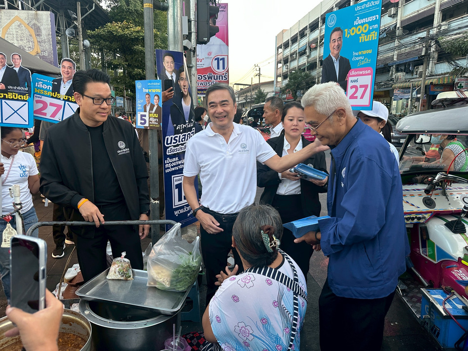 “อภิสิทธิ์” นำคณะบุกแฟลตดินแดงขอคะแนนเสียง แฟนคลับโผกอดส่งกำลังใจ ลั่นขออาสาแก้ปัญหาปากท้องให้ดีขึ้น