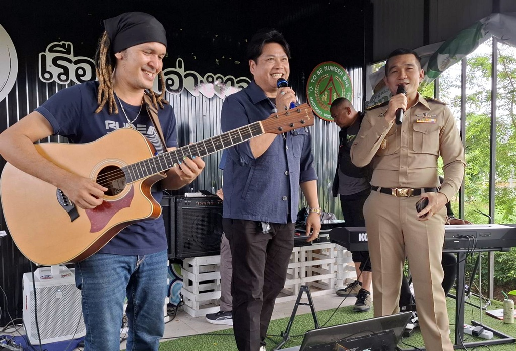 "พลพล พลกองเส็ง" ร้องเพลงสร้างยิ้มให้ผู้ต้องขังเรือนจําอ่างทอง