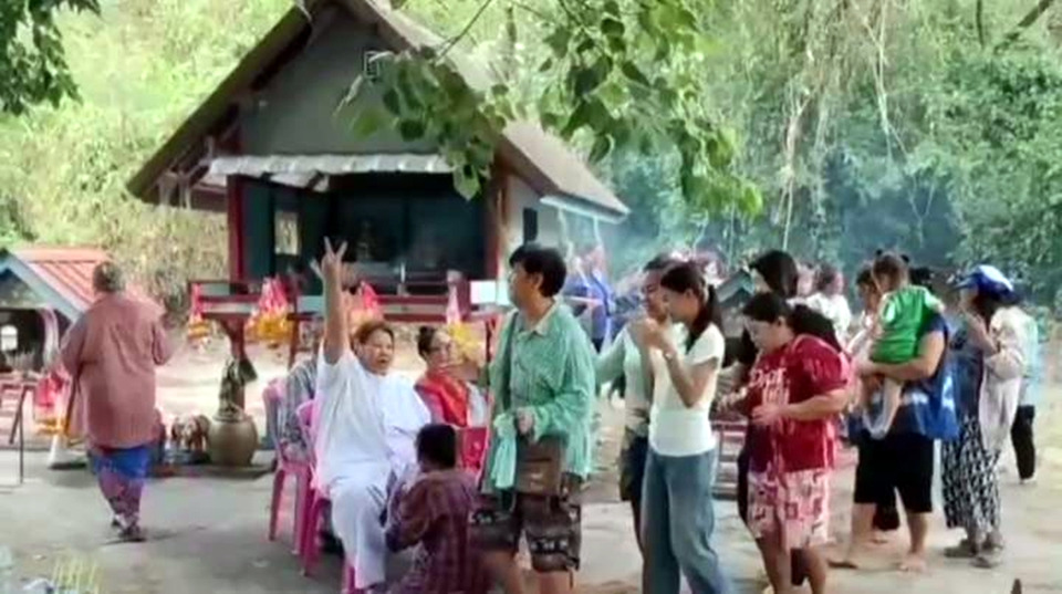 ฮือฮา! ชาวบ้านแห่ขอพรเจ้าพ่อไทรทอง ได้เลขเด็ดใกล้หวยออกงวด 2 พ.ค.