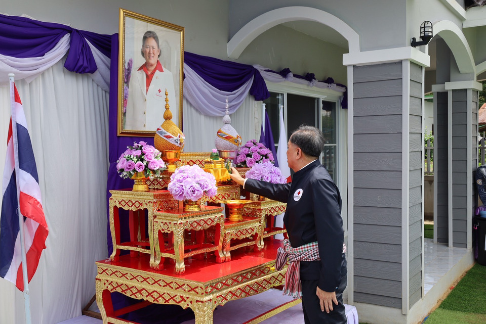 “กาชาดไทยไม่ทิ้งกัน” มอบบ้านใหม่ให้ครอบครัวศรีสะเกษ หลังบ้านถูกจรวด BM-21 ถล่มเสียหายทั้งหลัง