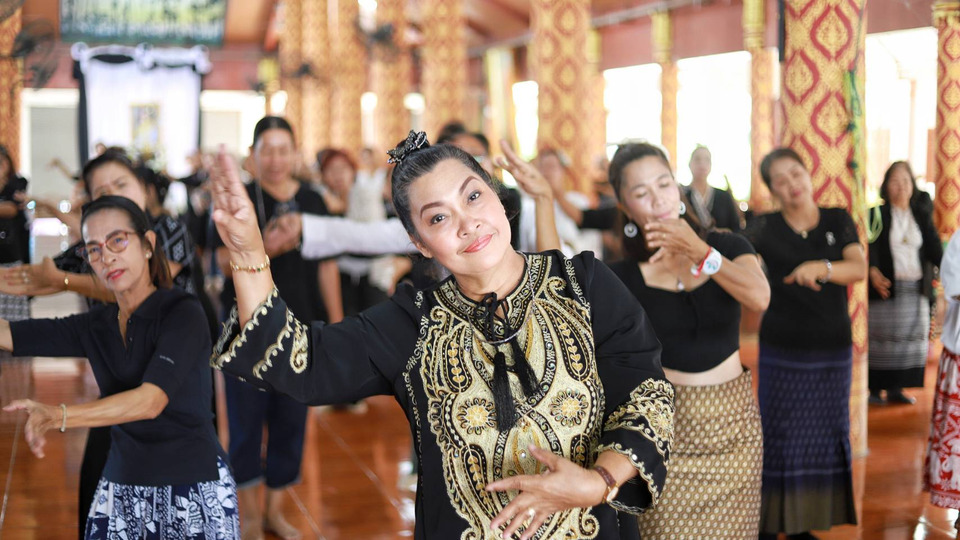  ชาวมอญปทุมฯ รวมใจฝึกซ้อมรำมอญถวายความอาลัย ”พระพันปีหลวง” ในงาน”วันพ่อคิดถึงแม่”